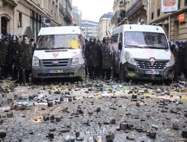 «Ρέει» αίμα στη Γαλλία: 4 νεκροί - Και οι μειονότητες στους δρόμους (φωτό, βίντεο)